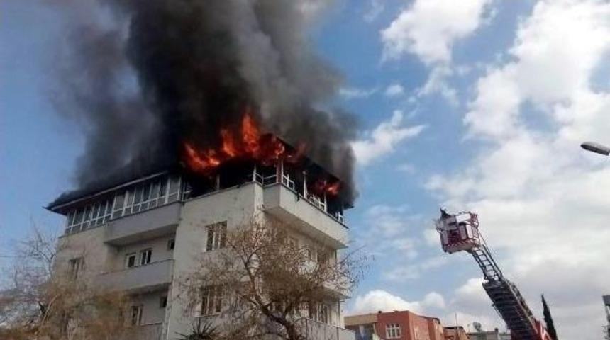 Fet&ouml;'n&uuml;n Eski Okuma Salonunda Yangın &Ccedil;ıktı