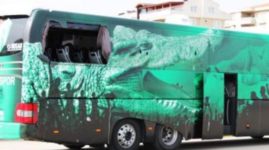 Bursaspor Taraftarları Takım Otob&uuml;s&uuml;n&uuml;n Camlarını Kırdı