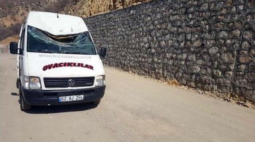 Dağdan Kopan Kaya Parçası Minibüsün Üstüne Düştü