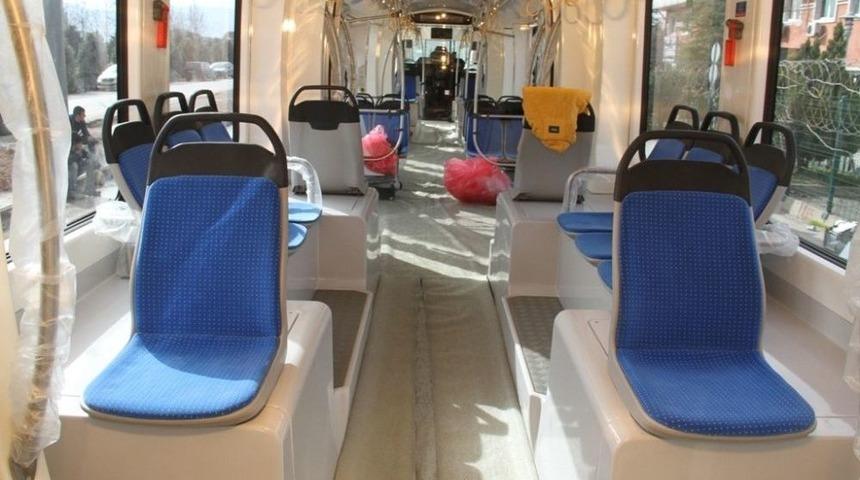 Ak&ccedil;aray&rsquo;ın İlk Tramvay Aracı Raylara İndi