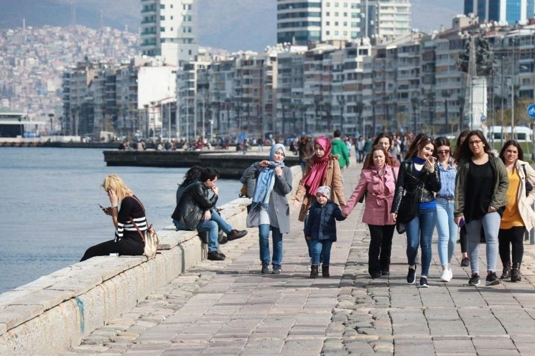 İzmirliler G&uuml;zel Havanın Tadını &Ccedil;ıkardı