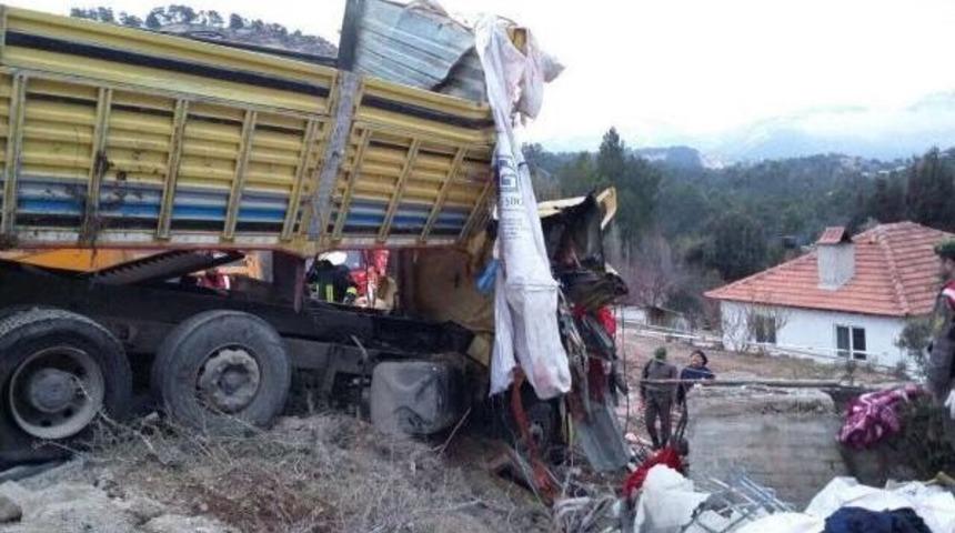 Kamyon Takla Attı: 2 &Ouml;l&uuml;