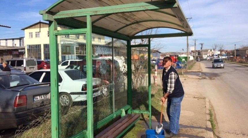 Duraklarını Kendi Elleriyle Temizledi