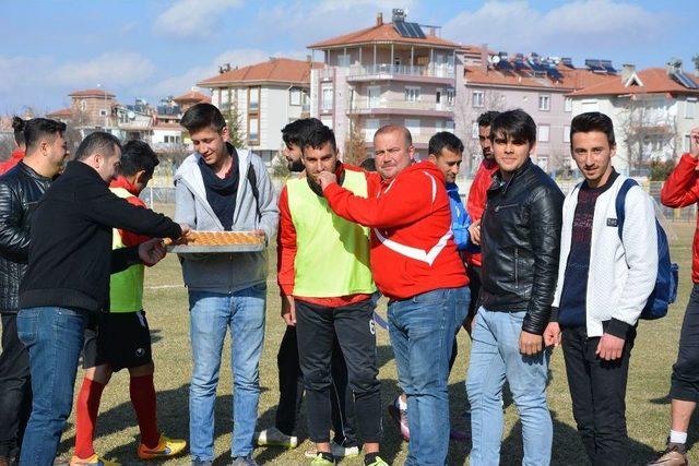 Korkuteli Belediyespor’a Tatlı İkramı