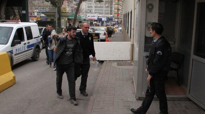 Otomatik T&uuml;fekle Şehir Merkezine Y&uuml;r&uuml;yen Şahıs Son Anda Yakalandı