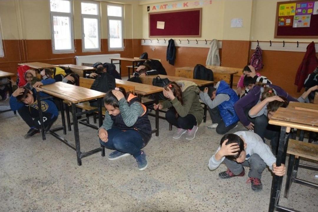 &Ouml;ğrenciler Deprem Ve Yangın Tatbikatıyla Bilin&ccedil;lendi