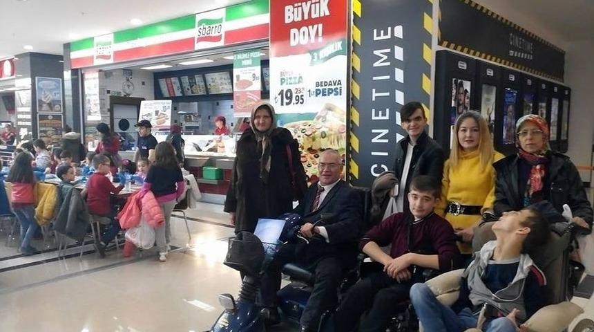 Boz&uuml;y&uuml;k Engelliler Dayanışma Derneği &Uuml;yelerinin Sinema Keyfi