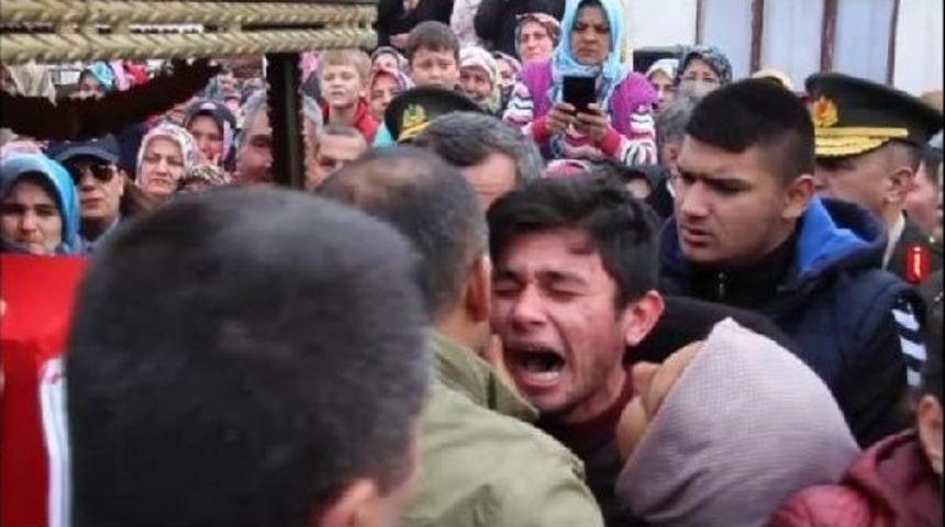 Şehit Astsubay Hasan &Ccedil;oban'ı, Binlerce Burhaniyeli Son Yolculuğuna Uğurladı