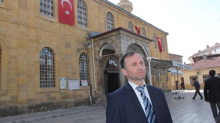 Ezan Yasağını Protesto Etti