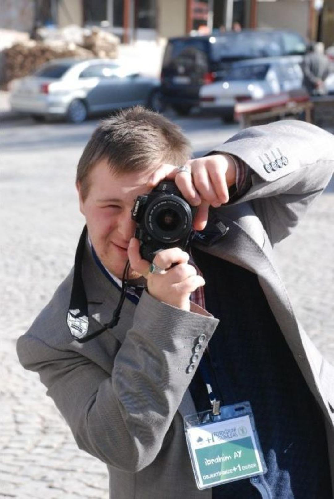 Bir G&uuml;nl&uuml;ğ&uuml;ne Fotoğraf&ccedil;ı Olan Down Sendromlu Gen&ccedil; İlgi Odağı Oldu
