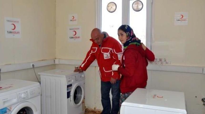 Ayvacık'ta Depremzedelere Mobil &Ccedil;amaşırhane