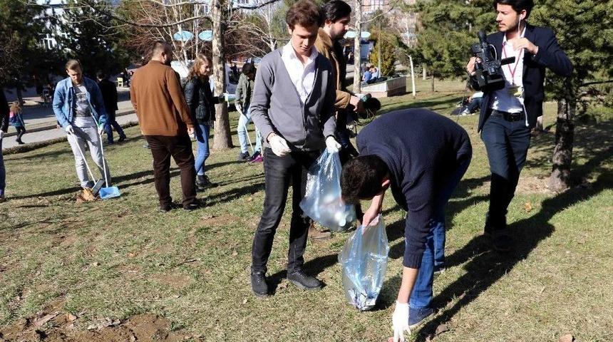 &Uuml;niversite &Ouml;ğrencilerinden &Ccedil;evre Temizliği