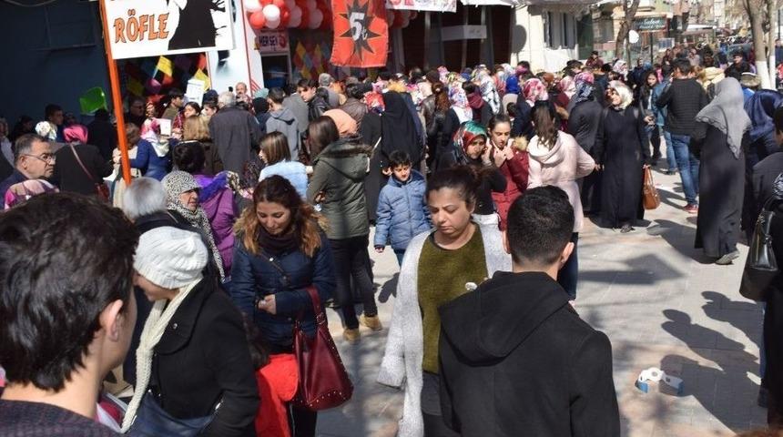 Malatya&rsquo;da &rsquo;ne Alırsan 5 Tl&rsquo; İzdihamı