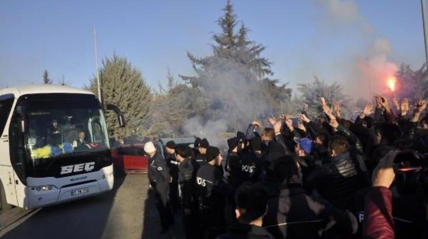 Fenerbah&ccedil;e'ye Gaziantep'te Protestolu Karşılama