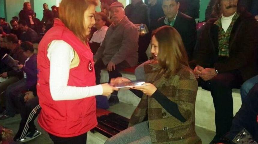 Voleybol Turnuvasında Oyunculara Ve Seyircilere Kitap Dağıtıldı