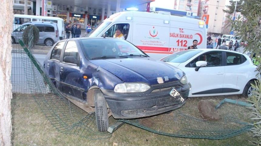 İki Otomobil Çarpışıp Refüje Çıktı: 5 Yaralı