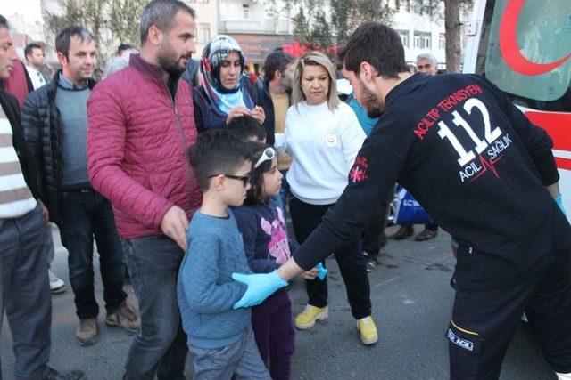 İki Otomobil Çarpışıp Refüje Çıktı: 5 Yaralı