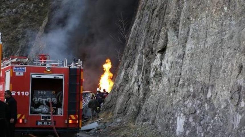 Bor&ccedil;ka'da Devrilen Tanker Alev Alev Yandı