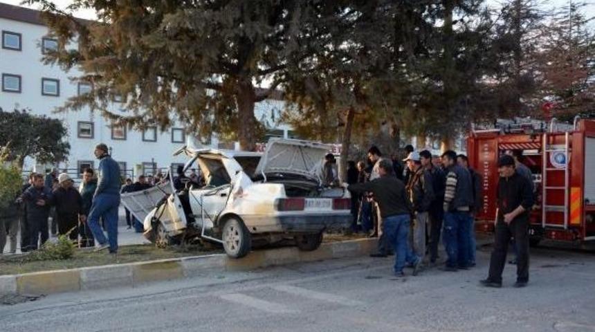 Ağaca &Ccedil;arpan Otomobildeki 1 Kişi &Ouml;ld&uuml;, 2 Kişi Yaralandı