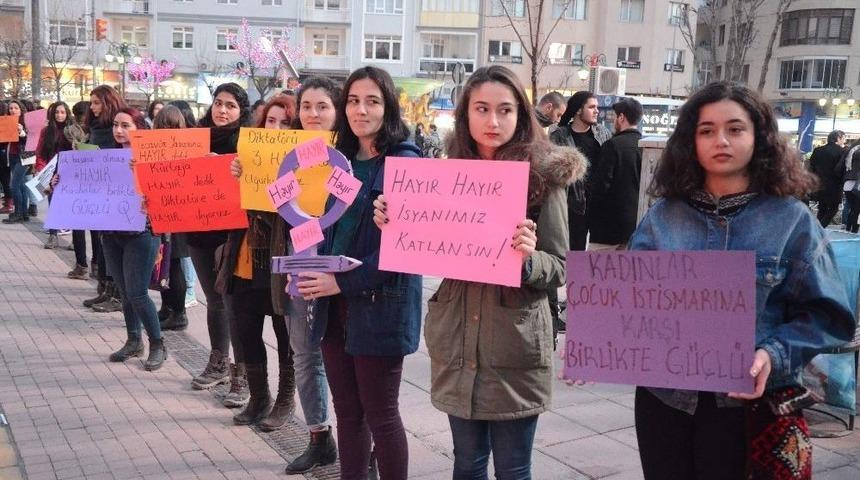 Eskişehirli Kadınlardan Birlik Zinciri