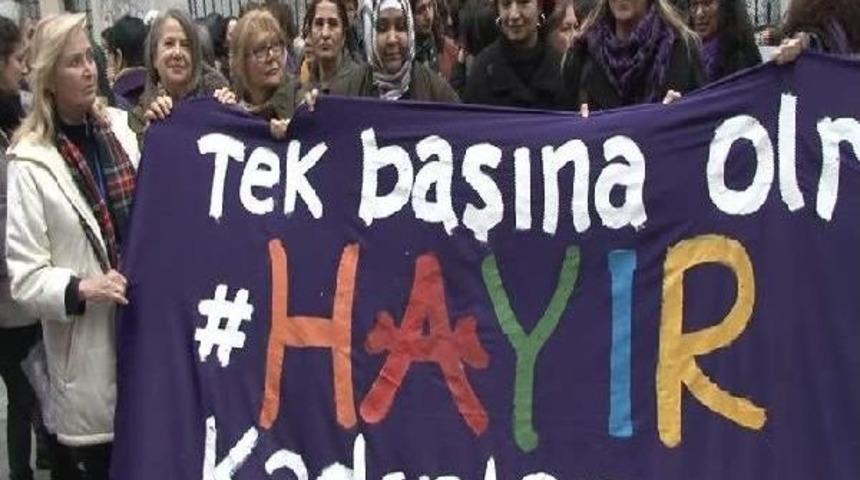 Kadık&ouml;y'de Kadınlardan Eylem