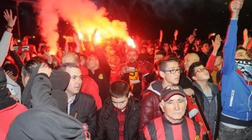 Eskişehirsporlu Taraftarlardan Meşaleli Destek