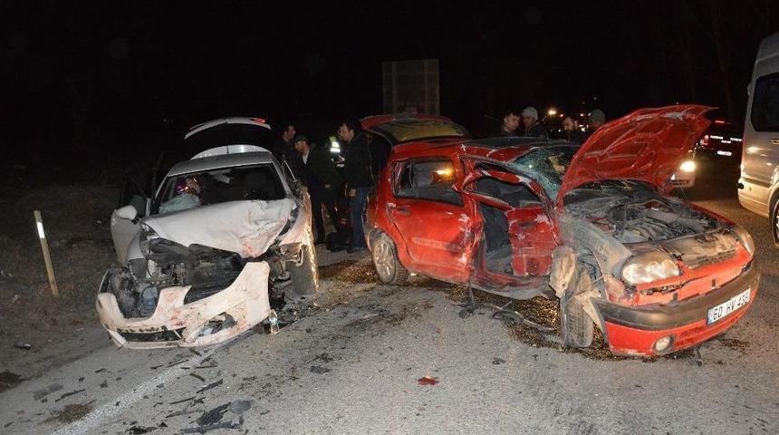 Niksar&rsquo;da 2 Otomobil &Ccedil;arpıştı: 5 Yaralı