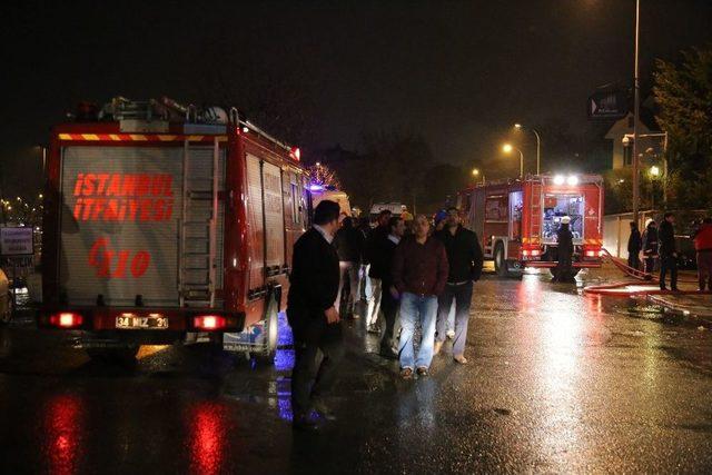 Kartal’da İnşaat Firmasına Ait Satış Ofisinde Çıkan Yangın Paniğe Neden Oldu