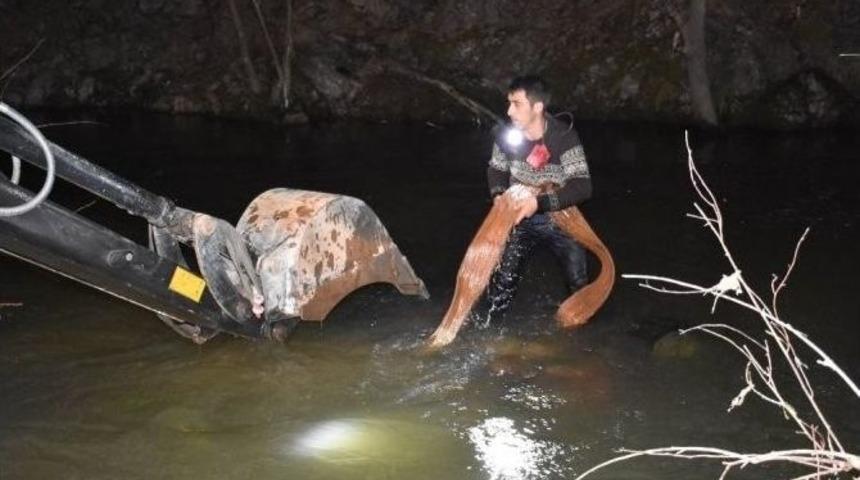 Dereye U&ccedil;an Ara&ccedil;&rsquo;ta Bulunan &Ccedil;ocuğu Arama Kurtarma &Ccedil;alışmalarına Ara Verildi