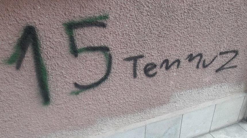 Duvar Boyayıp, Cam Kıran Esrarengiz Ş&uuml;pheli Bina Sakinlerinin Korkulu R&uuml;yası Oldu