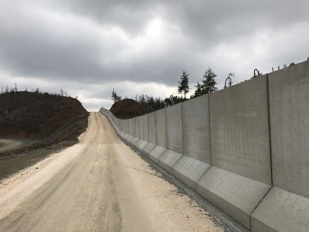 Toki&rsquo;nin İnşa Ettiği Sınır Duvarının Yarısı Tamamlandı