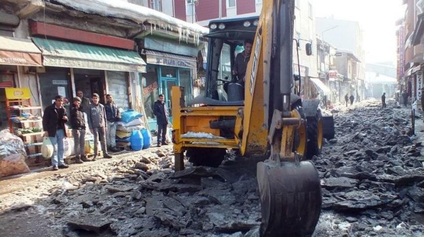 Malazgirt Belediyesi Sokaklardaki Buzları Temizliyor
