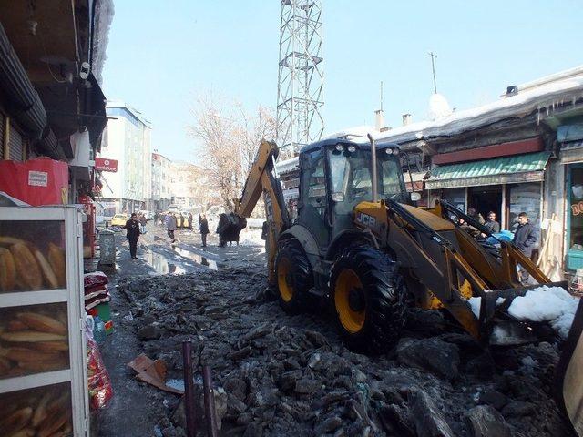 Malazgirt Belediyesi Sokaklardaki Buzları Temizliyor