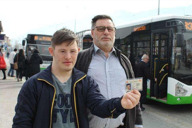 (özel Haber) Engelli Çocuk Ve Babası Özel Halk Otobüsünden Zorla İndirildi