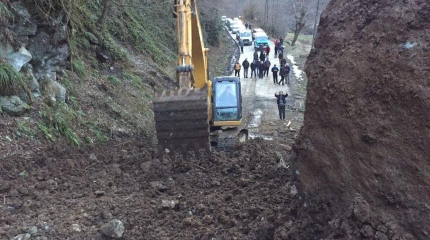 Rize&rsquo;de Toprak Kayması