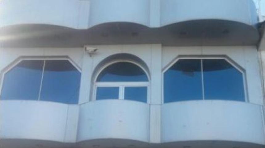 &Ccedil;atıdan D&uuml;şen Kar K&uuml;tlesi Arabayı Hurdaya &Ccedil;evirdi