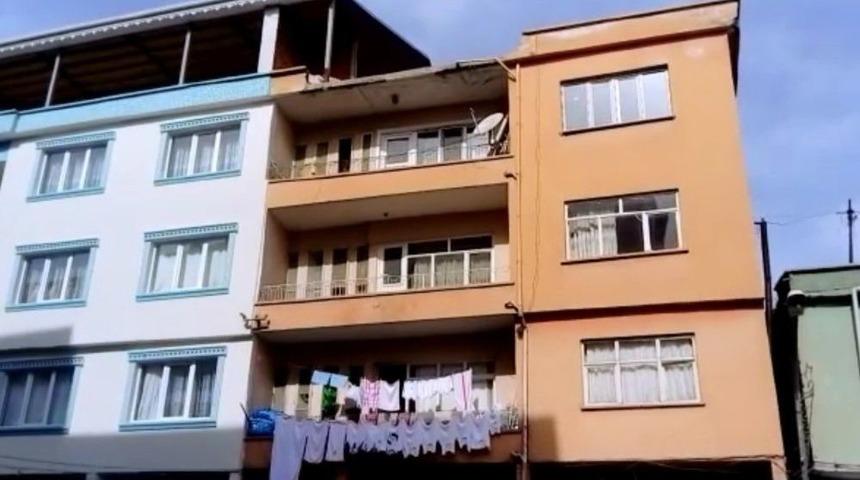 G&ouml;lbaşında Binadan D&uuml;şen Beton Blok Caddeye D&uuml;şt&uuml;