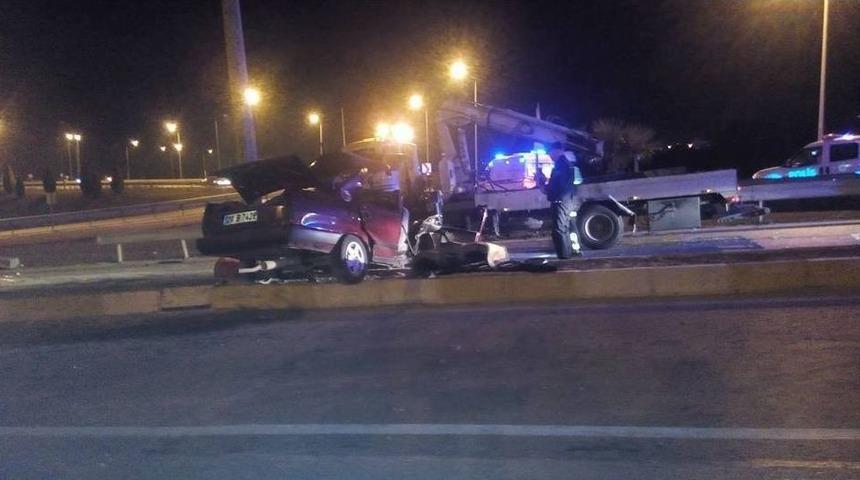 Denizli&rsquo;de Otomobil &Ouml;nce Araca, Sonra Direğe &Ccedil;arptı: 1 &Ouml;l&uuml;, 5 Yaralı