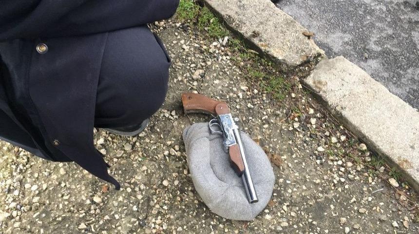 (&ouml;zel Haber) Polise Silah &Ccedil;eken Şahıs, Kovalamaca Sonucu Yakalandı