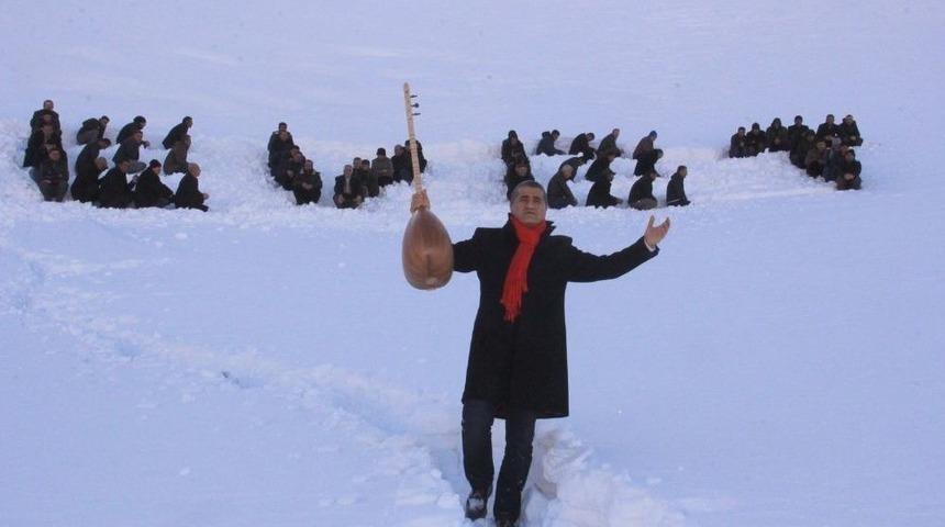 Hakkari&rsquo;de İnsan Halkasıyla Karlı Dağlara &lsquo;evet&rsquo; Yazıldı