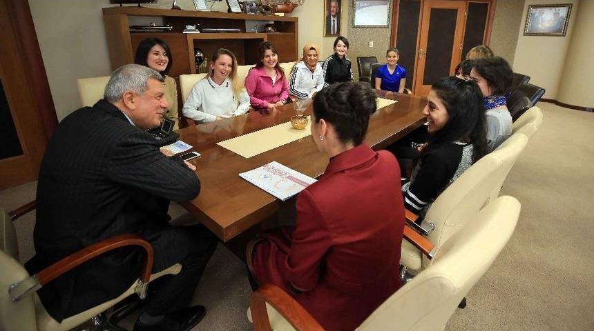 Başkan Karaosmanoğlu, Beden Eğitimi &Ouml;ğretmeniyle Bir Araya Geldi