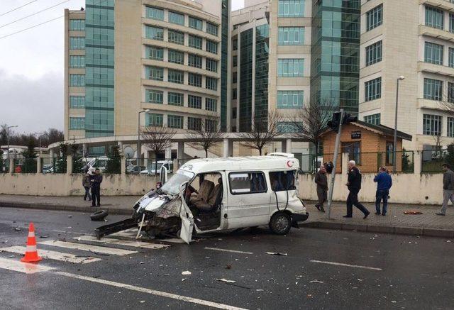 Hastane Ziyareti Dönüşü Kaza Yaptılar