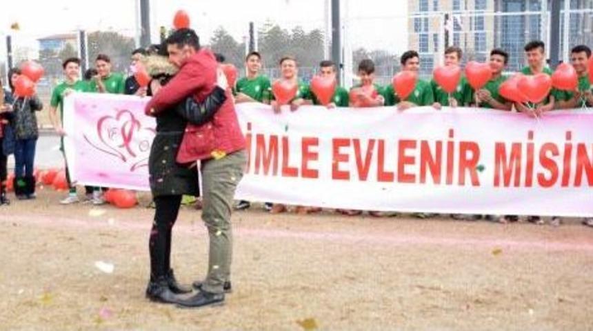 Antren&ouml;r Ma&ccedil; &Ouml;ncesi Evlenme Teklif Etti