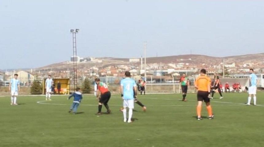 Minik Taraftar Sahaya Top Oynamak İ&ccedil;in Girince