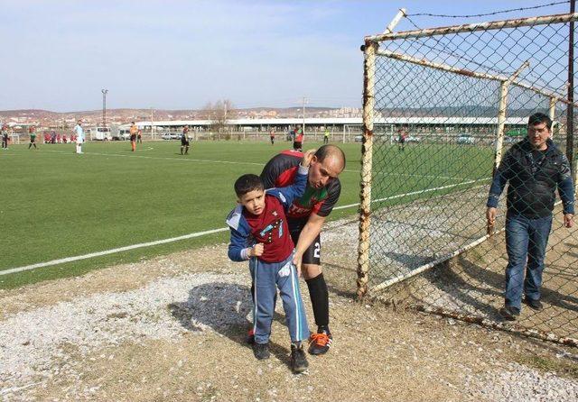 Minik Taraftar Sahaya Top Oynamak İçin Girince