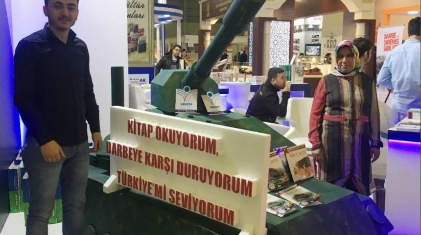 Arnavutk&ouml;y Belediyesi Tankın &Uuml;zerine Kitapları Serdi