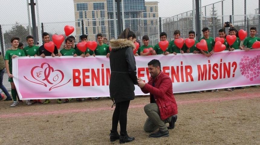 Antren&ouml;r&rsquo;den Yeşil Sahada Evlilik Teklifi