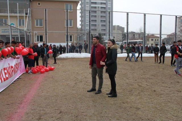 Antrenör’den Yeşil Sahada Evlilik Teklifi