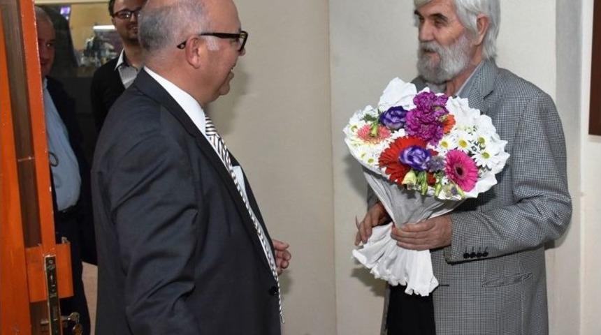 Başkan Eşkinat&rsquo;tan Duayen Gazeteciye 50. Yıl S&uuml;rprizi