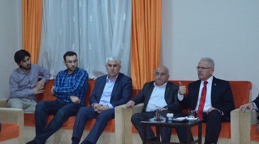 Rekt&ouml;r Karacabey Yurt &Ouml;ğrencileriyle Bir Araya Geldi